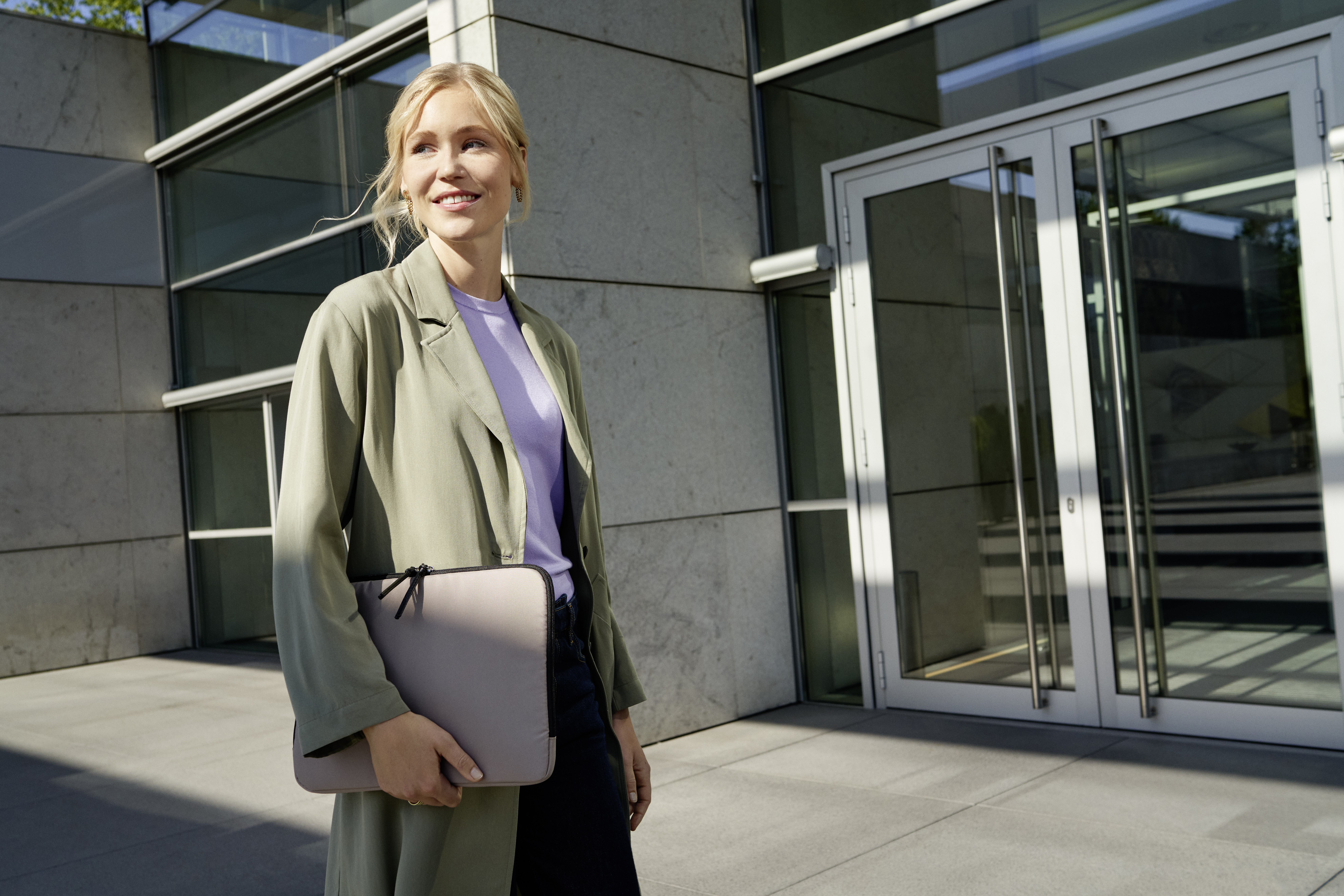 Tổng quan về Mercedes-Benz Việt Nam Hình ảnh 1 người phụ nữ cầm cặp táp