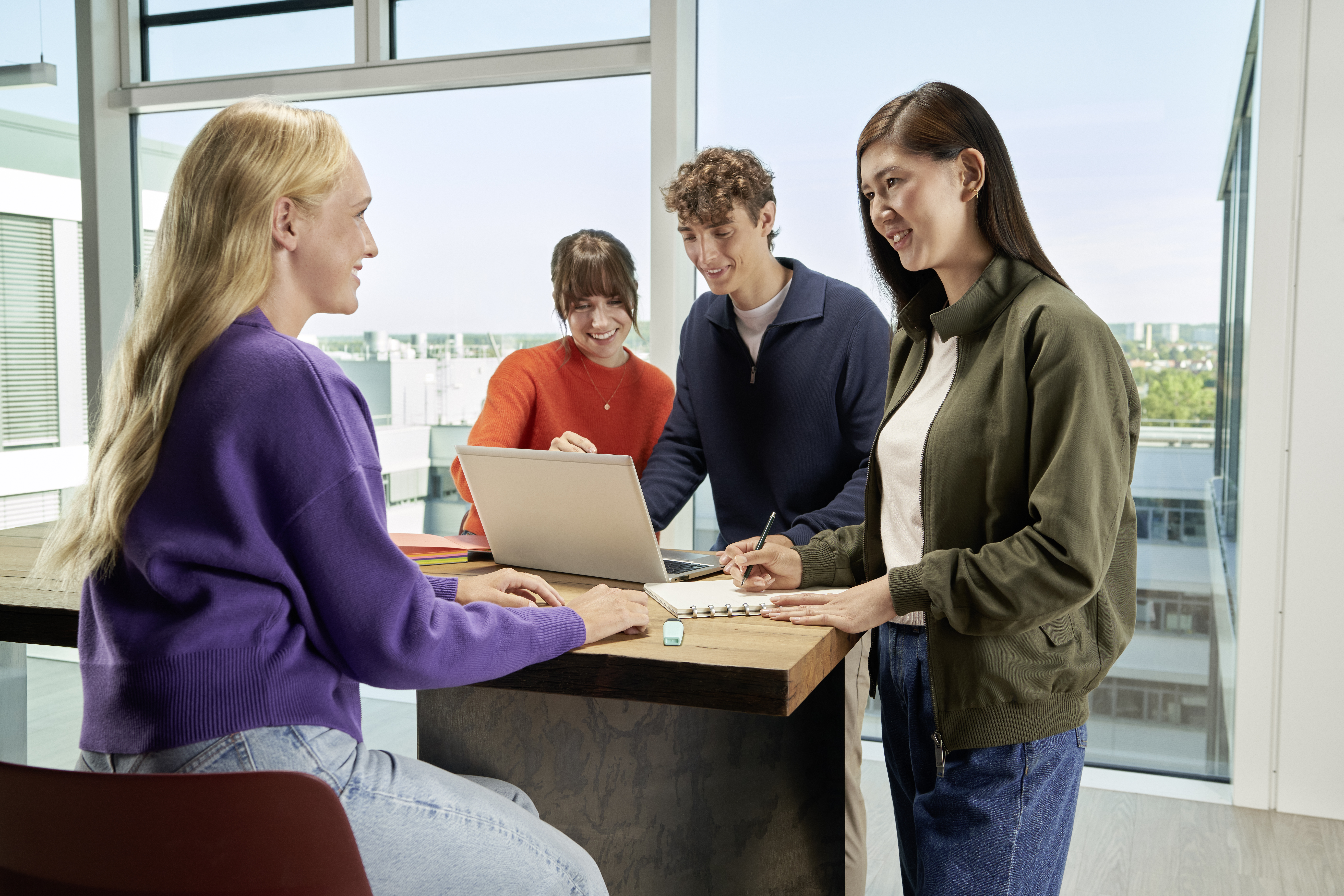 Văn hóa làm việc tại Mercedes-Benz Việt Nam Hình ảnh 4 người trò chuyện và làm việc cùng nhau